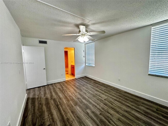 Building Photo - 9410 Poinciana Pl