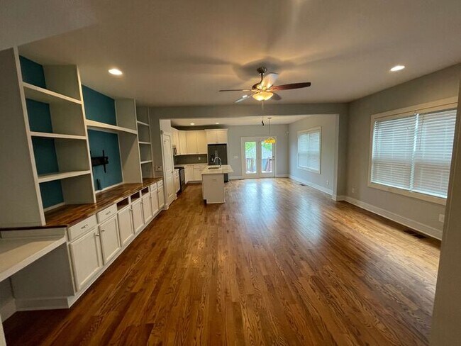 Building Photo - Beautiful 3-Bedroom Home with Modern Featu...