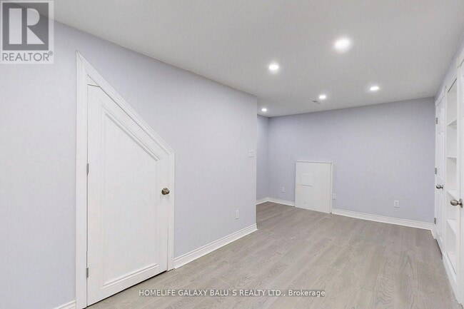 Building Photo - 2049 Blue Ridge Crescent