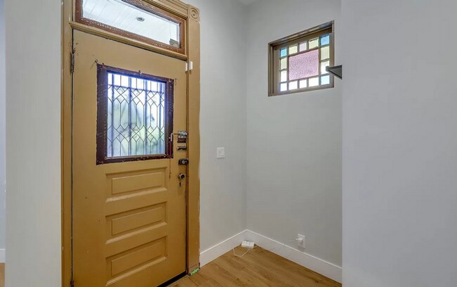 Building Photo - ALL remodeled 3bed/2bath Victorian DUPLEX!...