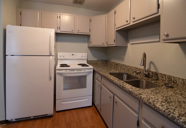 Building Photo - 607 W Wrightwood Ave