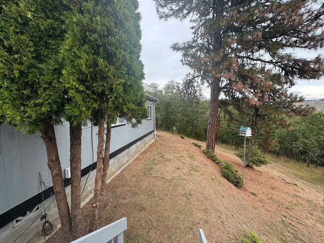 Building Photo - East Roseburg 3 bedroom 2 bath