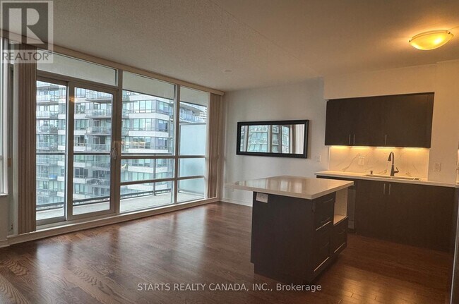 Photo du bâtiment - 2240 Lake Shore Blvd W