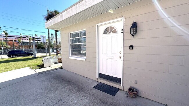 Building Photo - 215 N Wild Olive Ave