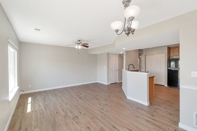 Building Photo - Charming 3 Bedroom 3 Bath Townhouse in Gre...