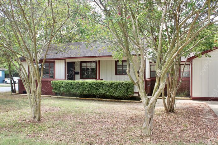 Primary Photo - 4 BED & 2.5 BATH / PET-FRIENDLY / S8 ACCEPTED