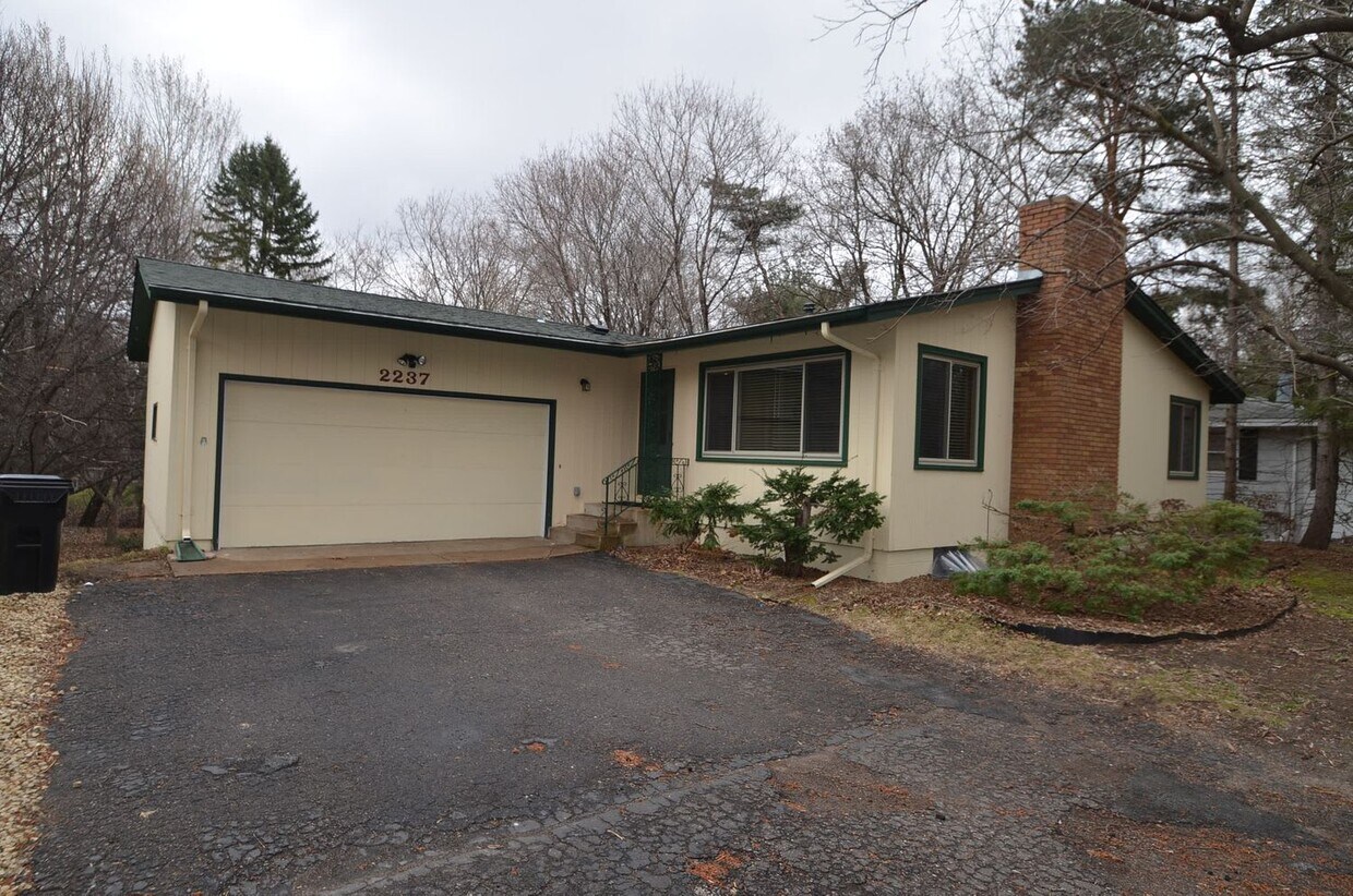 2237 Knoll Dr House Rental in Mounds View, MN