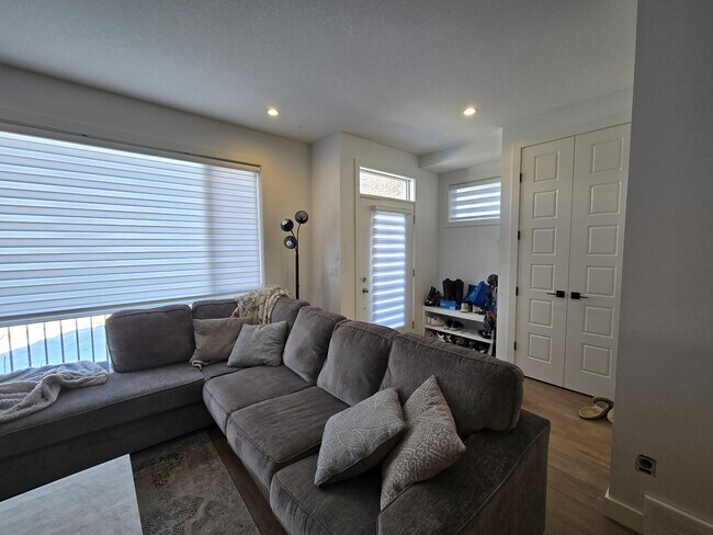 Photo du bâtiment - 4423 Bowness Rd NW