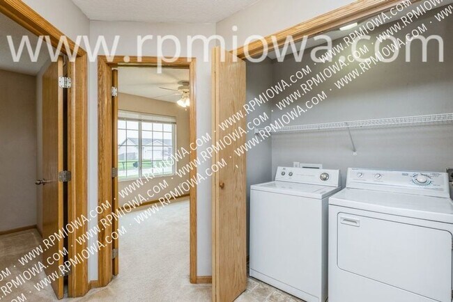 Building Photo - FINISHED BASEMENT!! 3 Bed, 2 Bath Home In ...