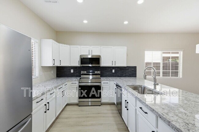 Building Photo - 554 E San Carlos Way