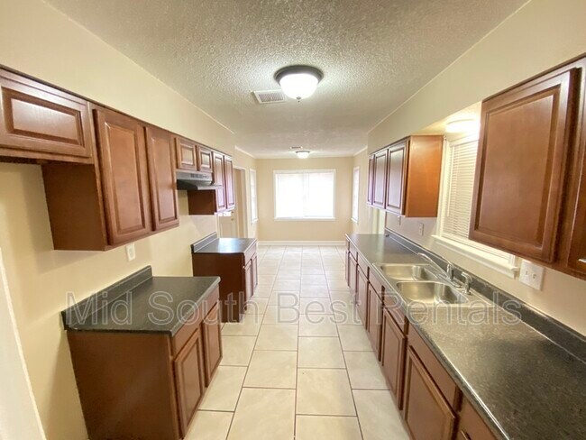 Building Photo - 3473 Clearbrook St