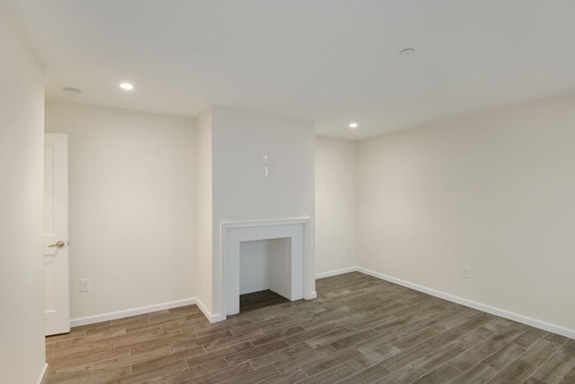 Beautiful Faux Fireplace, and Niche for Dresser / Desk! - 1892 Ontario Pl NW