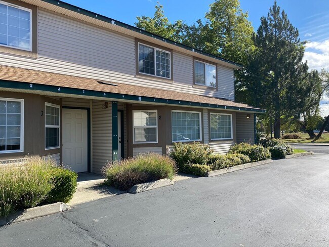 Foto del edificio - 2 Bed 1.5 Bath Condo! W/S/G/Lawn Care Included!