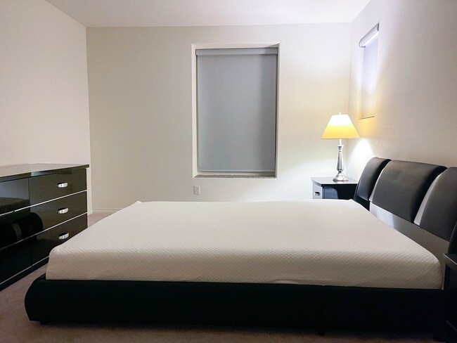 Foto del edificio - ROOM FOR RENT W/ PRIVATE BATHROOM IN A BIG...