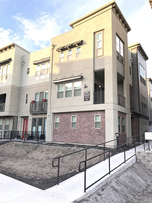 Building Photo - 215 Houret Dr