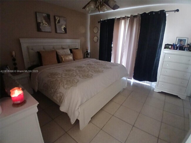 Foto del edificio - 1000 Cypress Way E