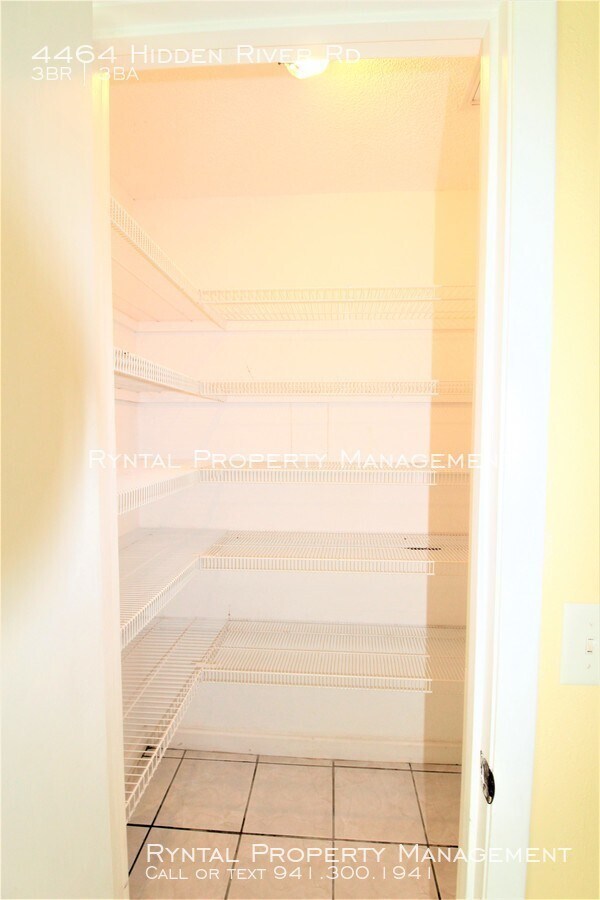 Foto del edificio - 4464 Hidden River Rd