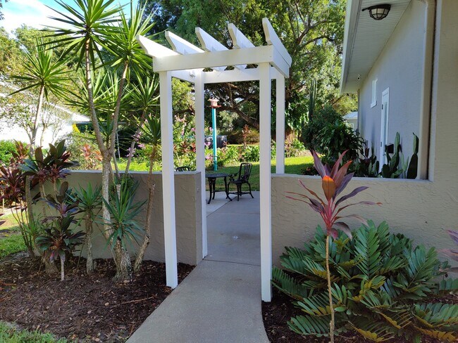 Entry area - 500 Ensenada Dr