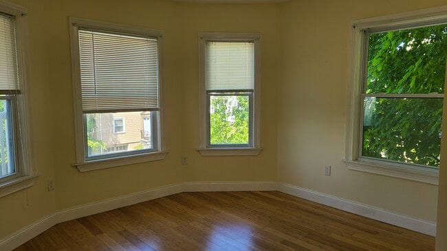 Large Rooms - 9 Alban St