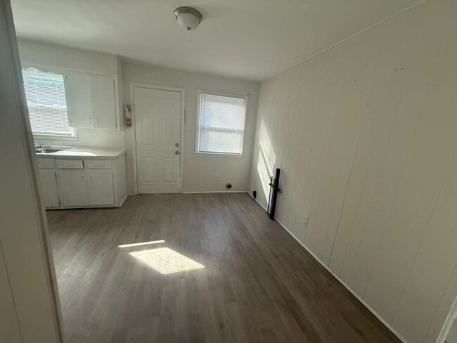 Building Photo - 618 Eastview Ct