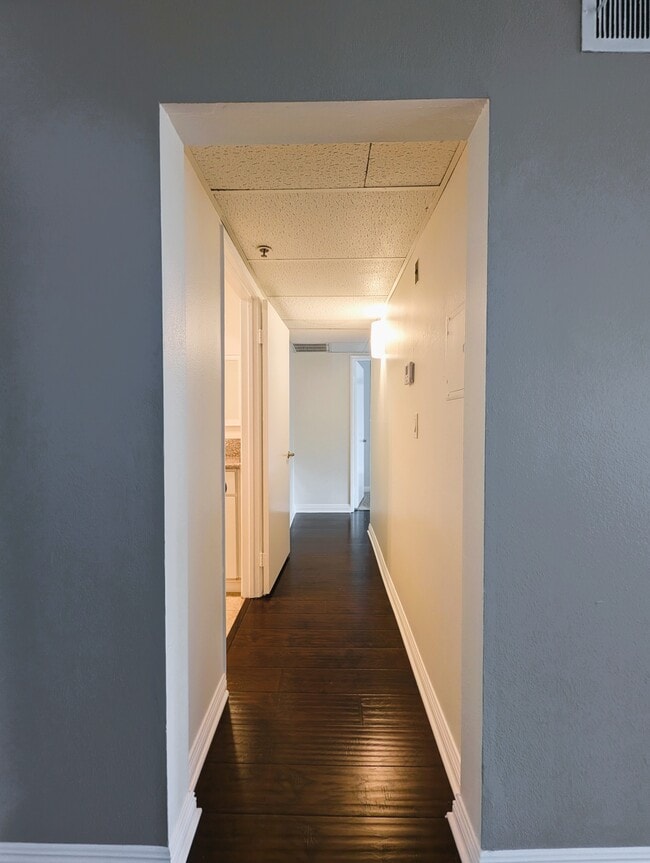 Building Photo - Camarillo Sunshine Apartments