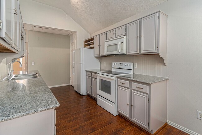 Foto del edificio - 588 Lake Forest Dr