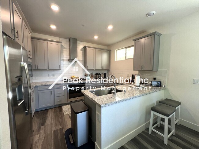 Foto del edificio - Updated Elk Grove 3bd/2.5ba Home with 2 Ca...