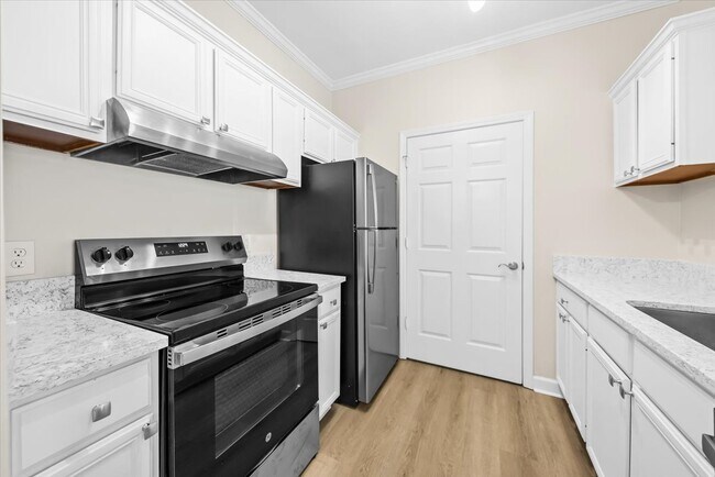 Cocina con refrigerador, estufa y lavavajillas. - 45 Sycamore Ave