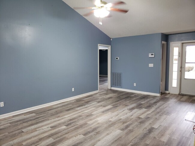 Foto del edificio - Close to Post! No Carpet! Lovely 3 Bed/2 Bath fenced in backyard!