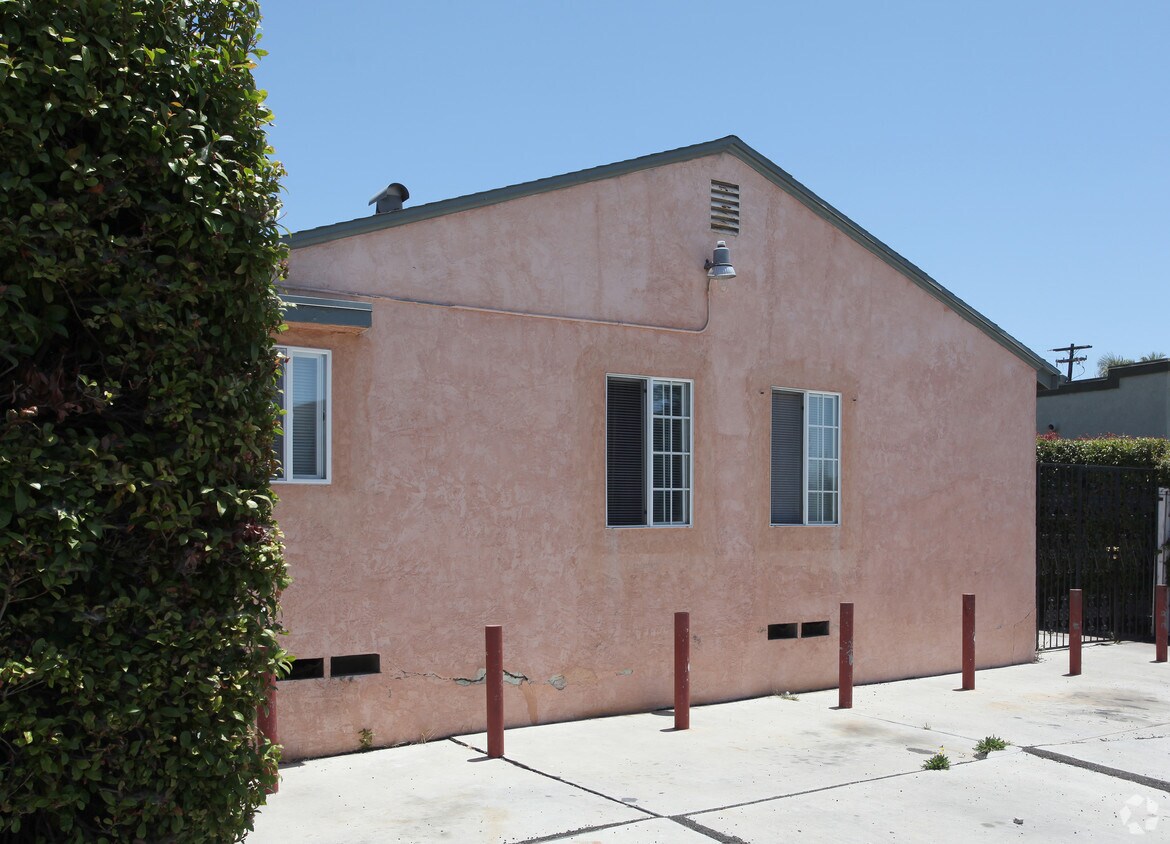 Building Photo - 4233 Swift Ave