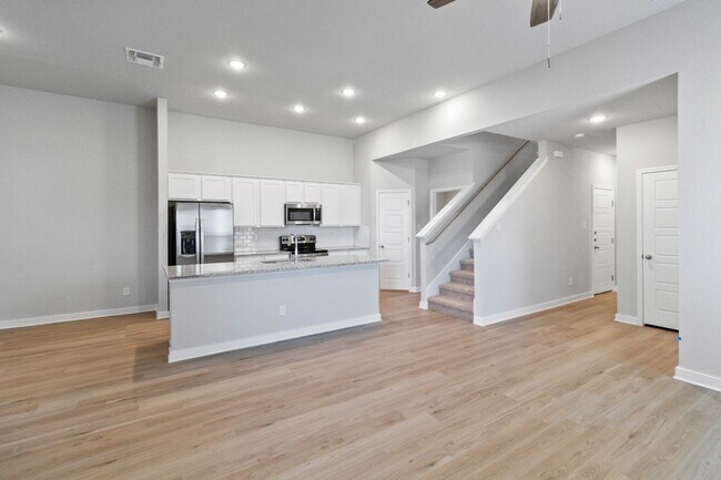 Building Photo - Luxury 4/2.5 Duplex in Buda TX!