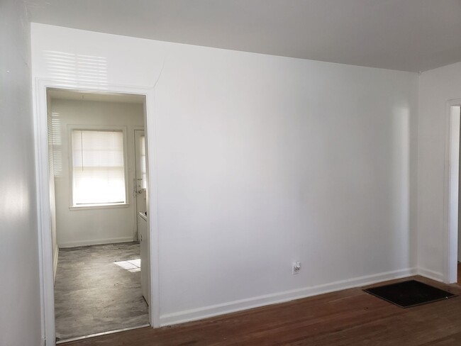 Building Photo - 1 bed / 1 bath apartment available now!