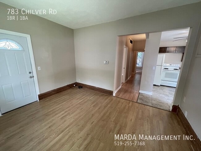 Building Photo - SPACIOUS 1+ BED/1BATH MAIN FLOOR UNIT IN W...