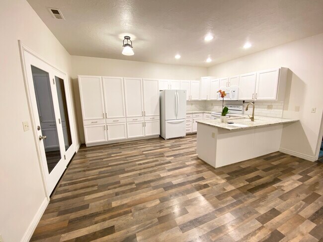 Building Photo - 7178 S 420 E