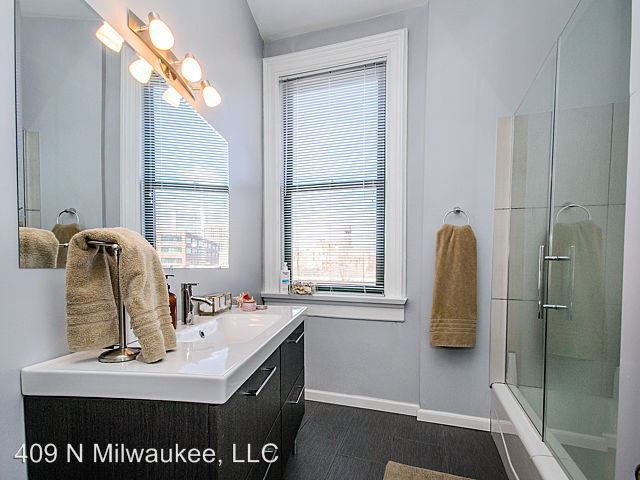 Foto del edificio - 401-409 N Milwaukee Ave