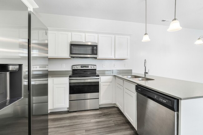 Foto del edificio - Modern 3-Bed, 2-Bath Apartment with Open F...