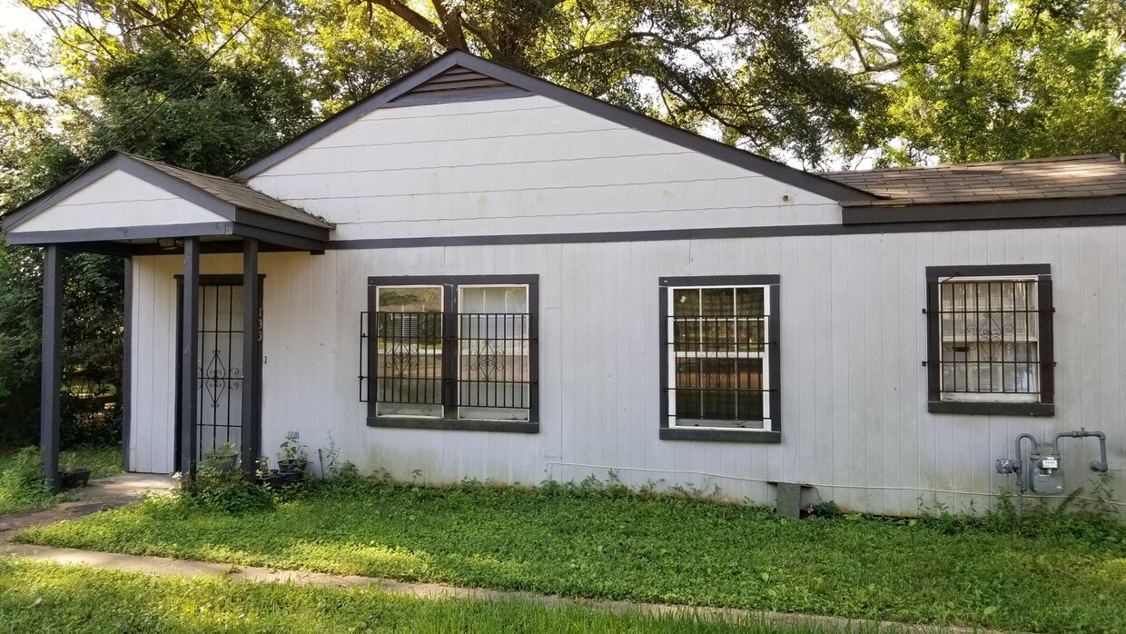 Building Photo - 133 Savanna St