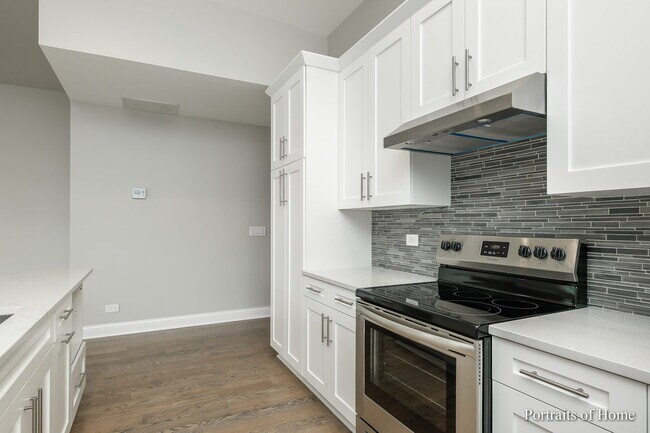 Kitchen - 4105 N Lincoln Ave