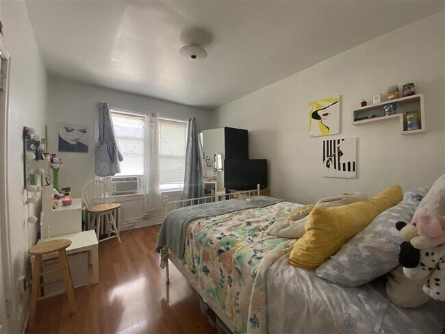 Foto del edificio - 124 Storms Ave