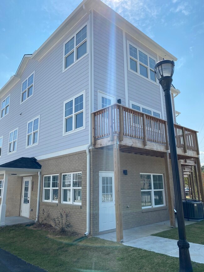 Building Photo - 2008 Ocean Dr NW