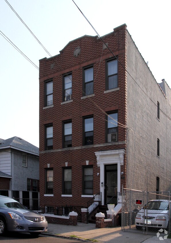 Primary Photo - 385 E 52nd St