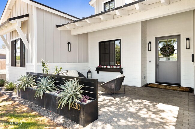 Building Photo - 3530 E Glenrosa Ave