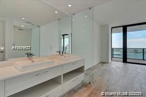 Foto del edificio - 650 NE 32nd St