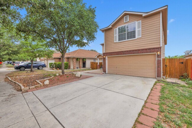 Foto del edificio - Stylish 3-Bedroom Home with Expansive Pati...