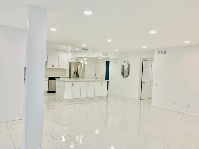 Building Photo - 5301 Balboa Blvd