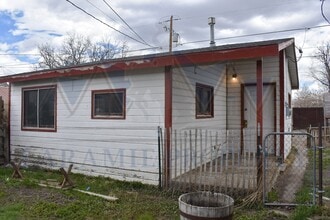 Building Photo - 459 N Cedar St
