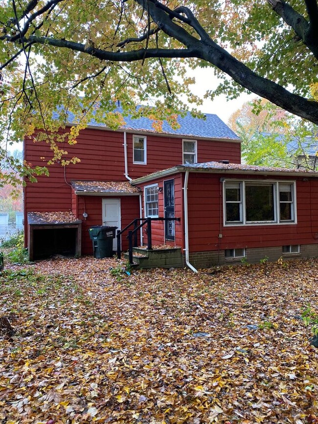 Building Photo - Cozy 3/1.5 house at Warrensville Hts