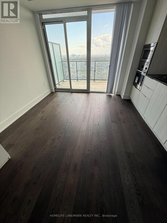 Photo du bâtiment - 955-4955 Bay St.