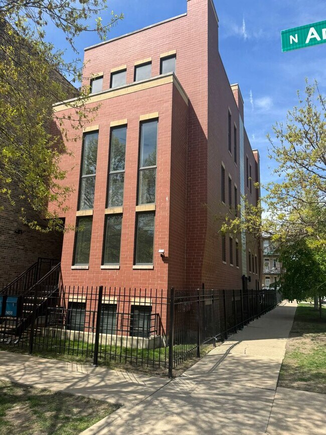 Foto del edificio - 1458 N Artesian Ave