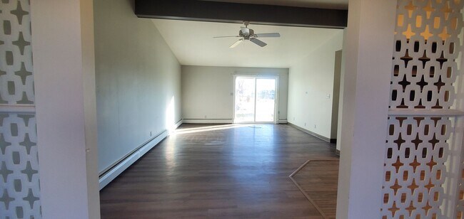 Building Photo - 920 1/2-920 1/2 Crist Dr